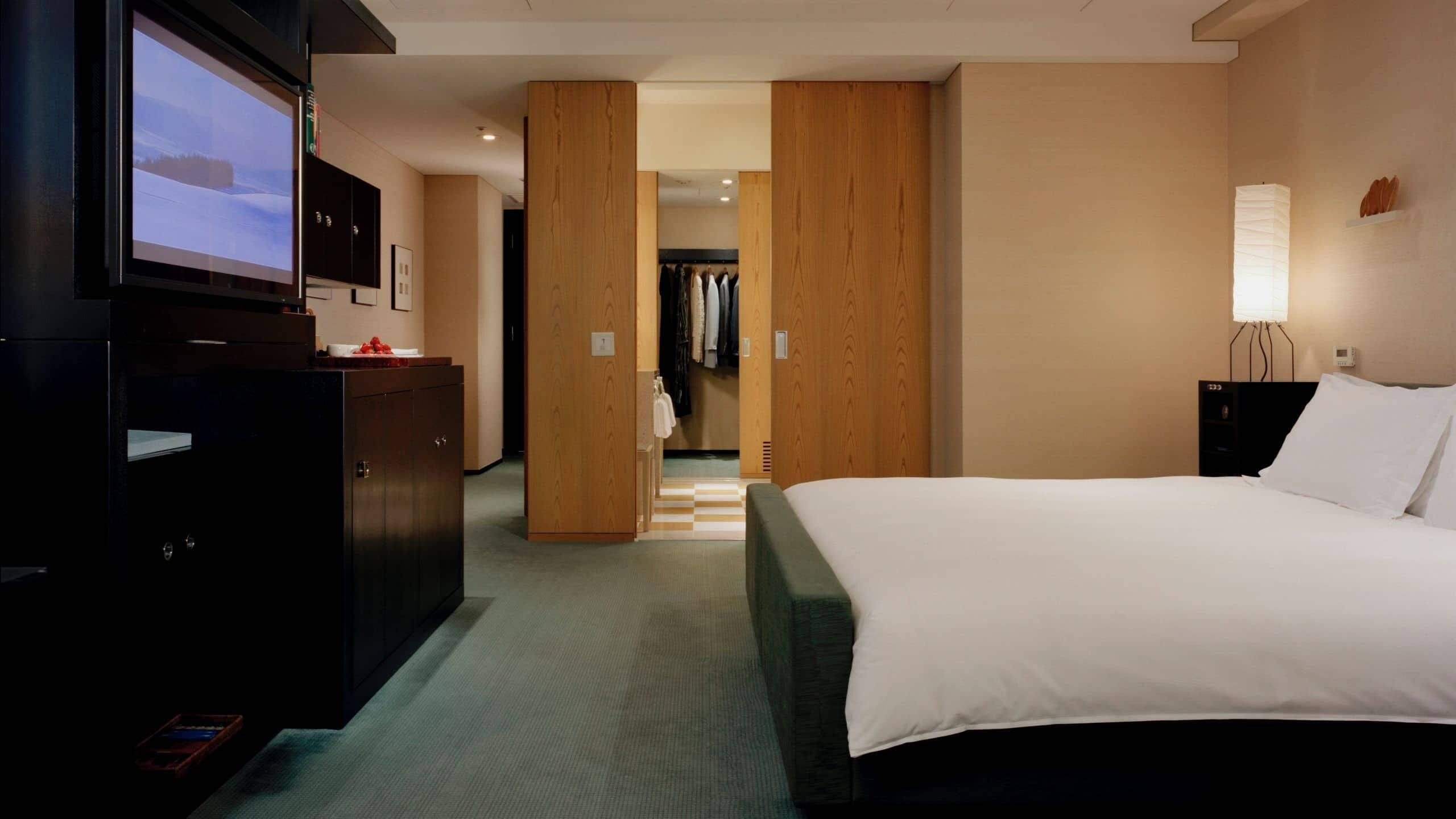 Premium bedding, down comforters, minibar, in-room safe