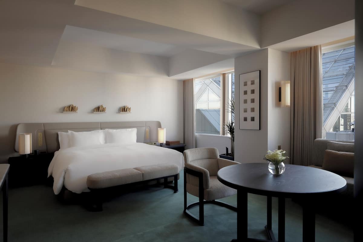 Habitación, 1 cama King size | Ropa de cama de alta calidad, edredón y minibar