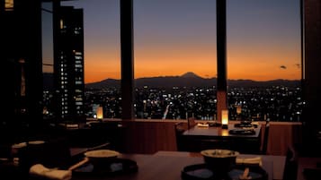 3 restaurants, breakfast, lunch, dinner served; French cuisine