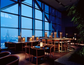 2 Bars/Lounges