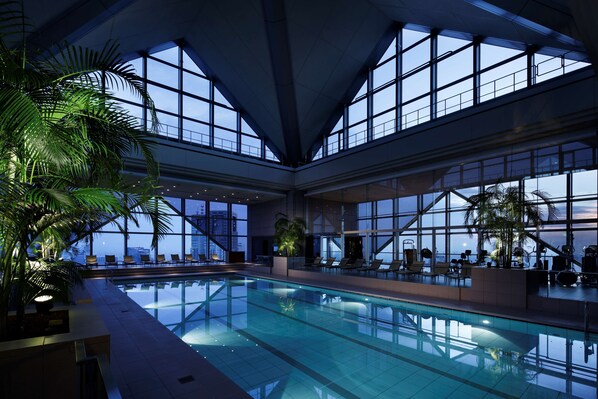 Piscine couverte, accès possible de 06 h 00 à 22 h 00, chaises longues 