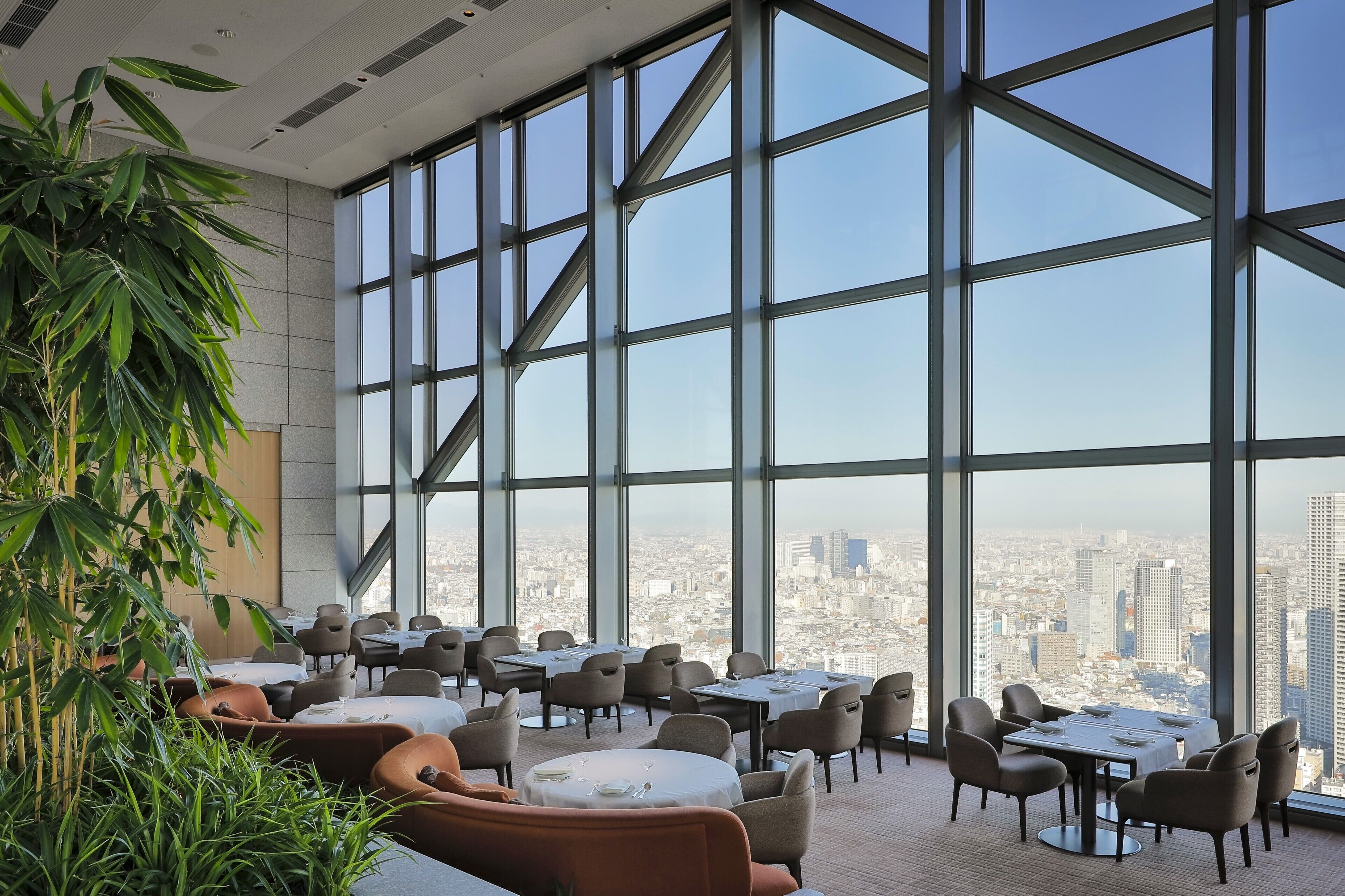 3 restaurants; breakfast, lunch, dinner, and brunch served