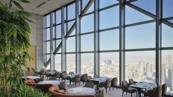 3 restaurants; breakfast, lunch, dinner, and brunch served