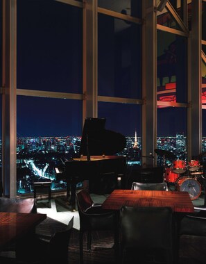 2 Bars/Lounges