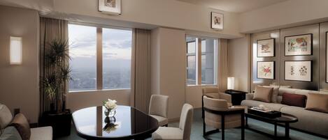 Suite, 1 kingsize-seng (Ambassador) | Sengetøy av topp kvalitet, dundyner, minibar og safe på rommet