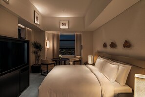 Premium Room, 1 King Bed, Corner | Premium bedding, down comforters, minibar, in-room safe - Park Hyatt Tokyo (Tokyo)