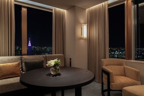 Room, 2 Twin Beds, City View | Premium bedding, down comforters, minibar, in-room safe - Park Hyatt Tokyo (Tokyo)