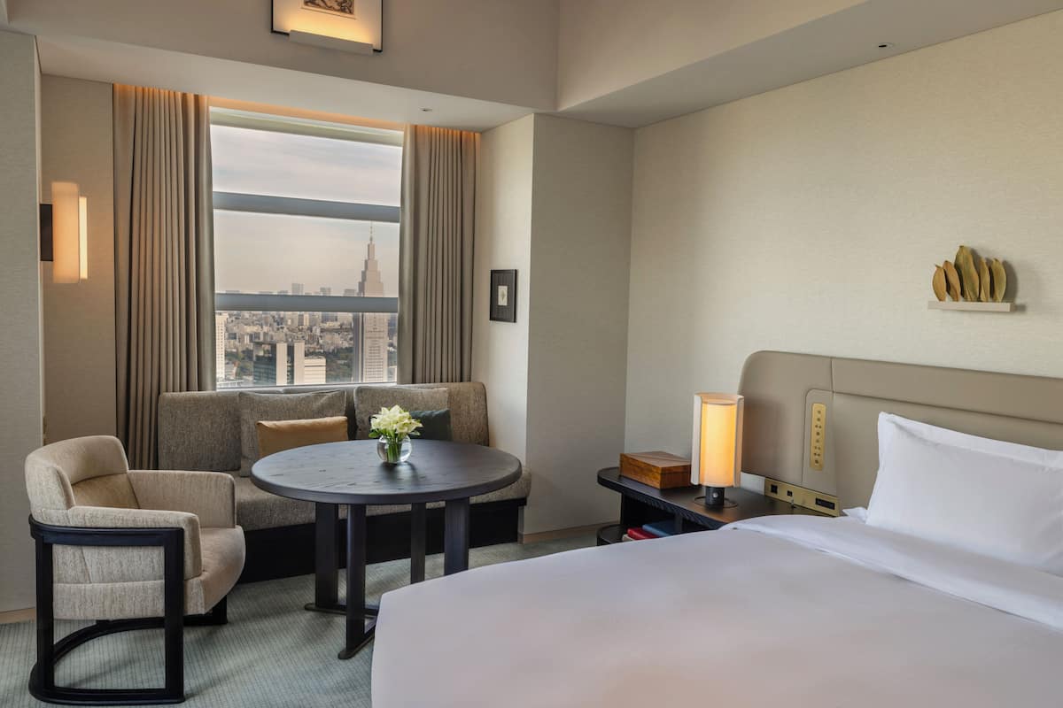 Rom – premier, 1 kingsize-seng | Sengetøy av topp kvalitet, dundyner, minibar og safe på rommet