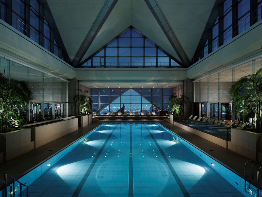 Piscina interna, funciona das 6h às 22h, espreguiçadeiras