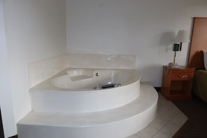 Suite, 1 Queen-Bett, barrierefrei, Nichtraucher (Jetted Tub) | Bügeleisen/Bügelbrett, kostenloses WLAN, Bettwäsche