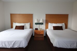 ห้องพัก, เตียงควีนไซส์ 2 เตียง, พร้อมสิ่งอำนวยความสะดวกสำหรับผู้พิการ, ปลอดบุหรี่ | เตารีด/โต๊ะรีดผ้า, Wi-Fi ฟรี, ผ้าปูที่นอน