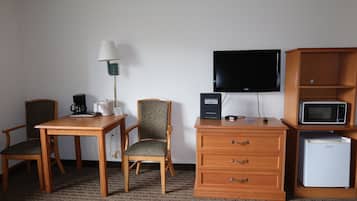 Suite, 1 Queen Bed, Accessible, Non Smoking (Jetted Tub) | Iron/ironing board, free WiFi, bed sheets