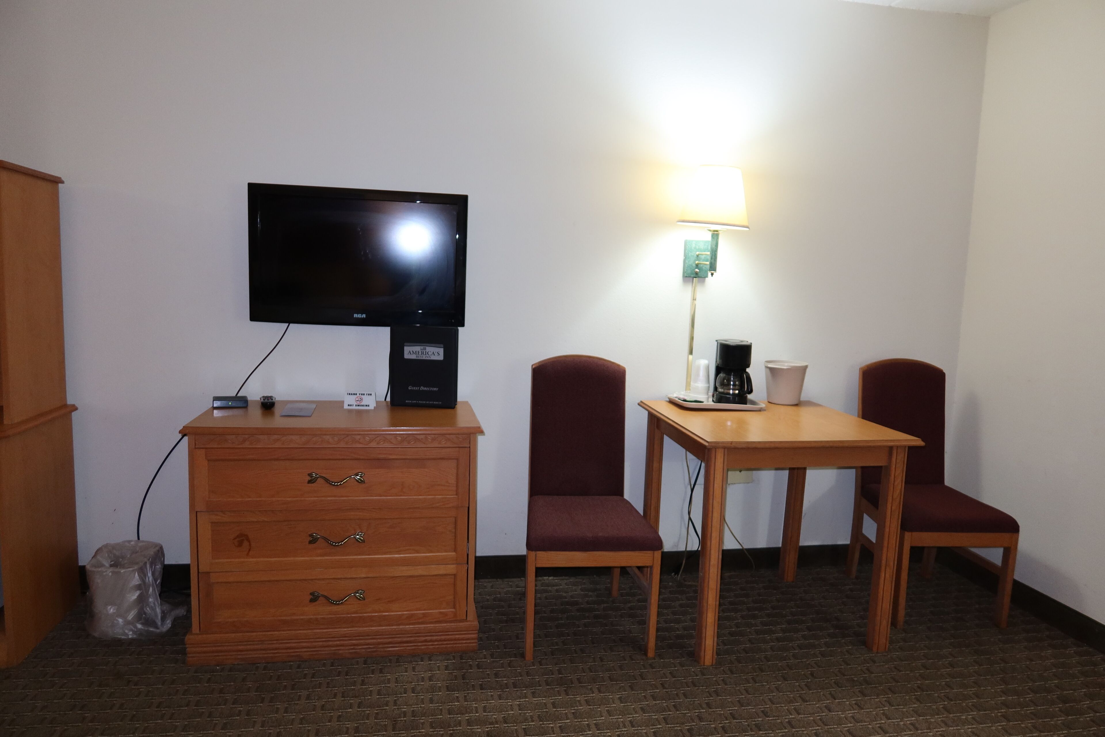 executive room, 1 queen bed, accessible, non smoking | iron/ironing board, free wifi, bed sheets