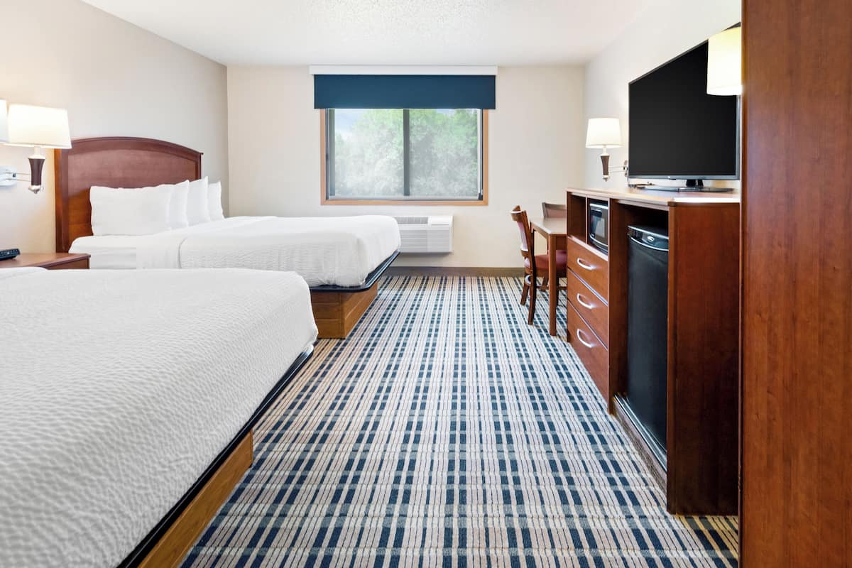 1 bedroom, premium bedding, desk, laptop workspace