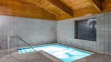 Una piscina techada, una piscina al aire libre