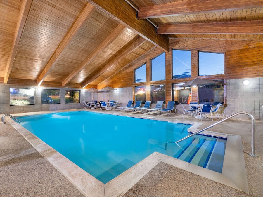 Piscina interna, funciona das 7h às meia-noite, espreguiçadeiras