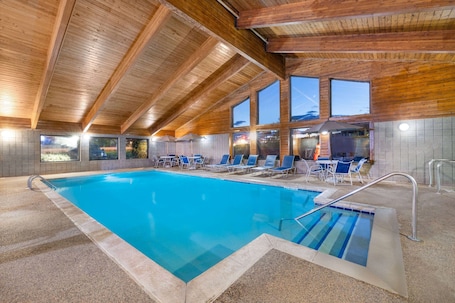 Una piscina techada, una piscina al aire libre