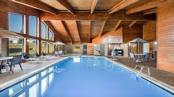 Piscine couverte, accès possible de 07 h 00 à minuit, chaises longues