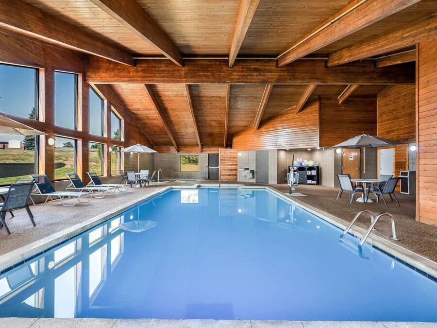 Piscine couverte, accès possible de 07 h 00 à minuit, chaises longues
