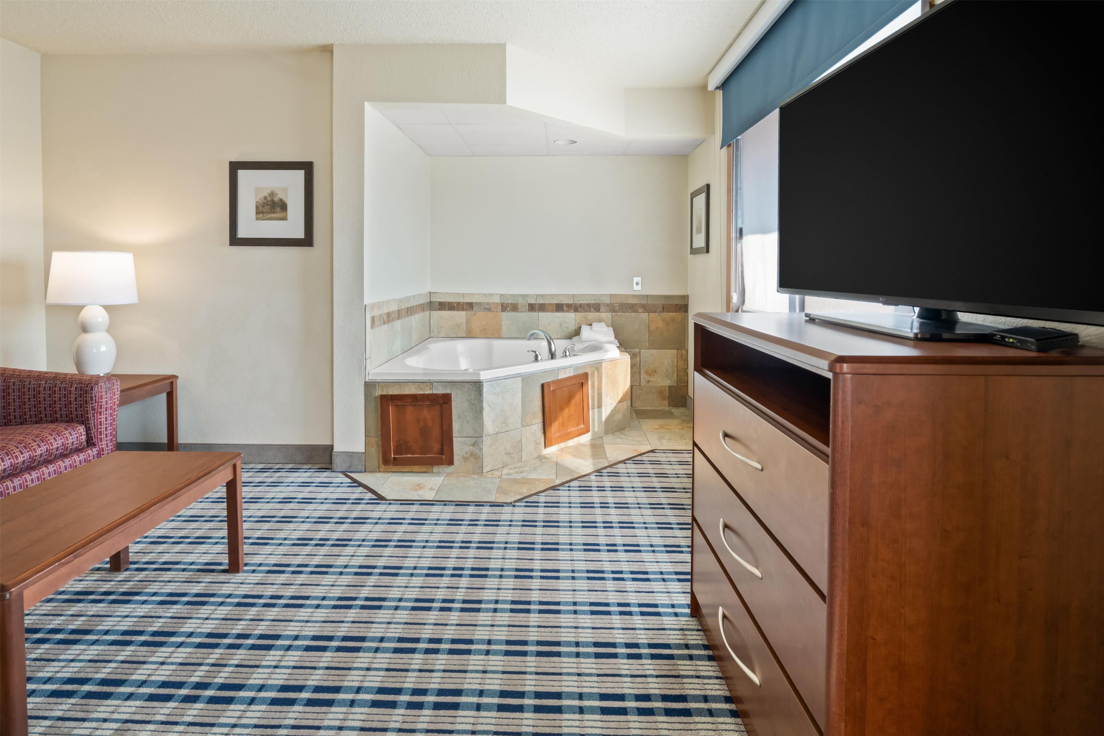 deluxe suite, 1 bedroom, non smoking | 1 bedroom, premium bedding, desk, laptop workspace