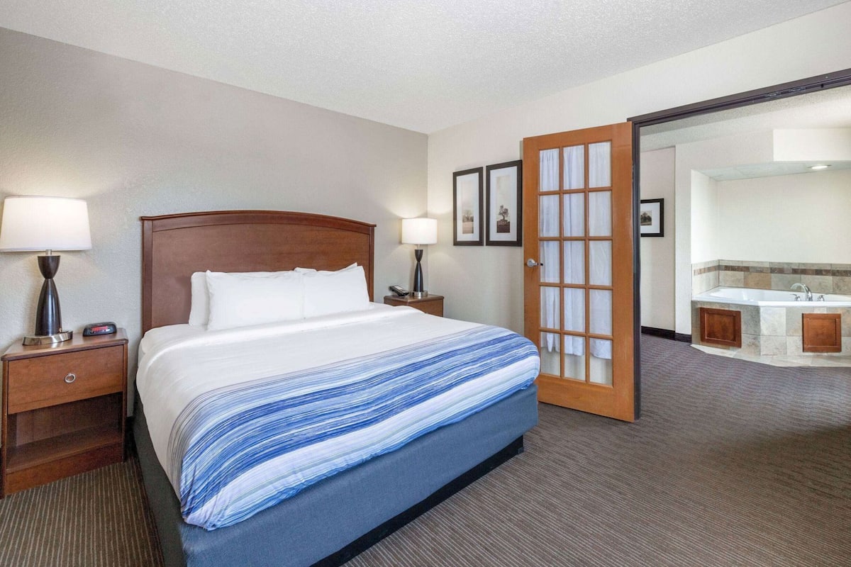 高档床上用品、办公桌、笔记本电脑工作区、遮光窗帘