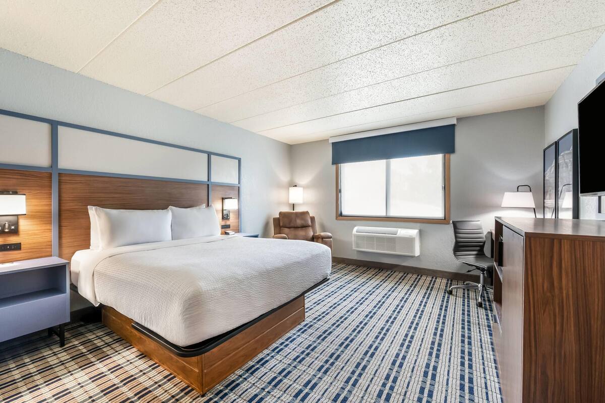 Room, 1 Queen Bed, Non Smoking (Mobility) | Premium bedding, desk, laptop workspace, blackout drapes
