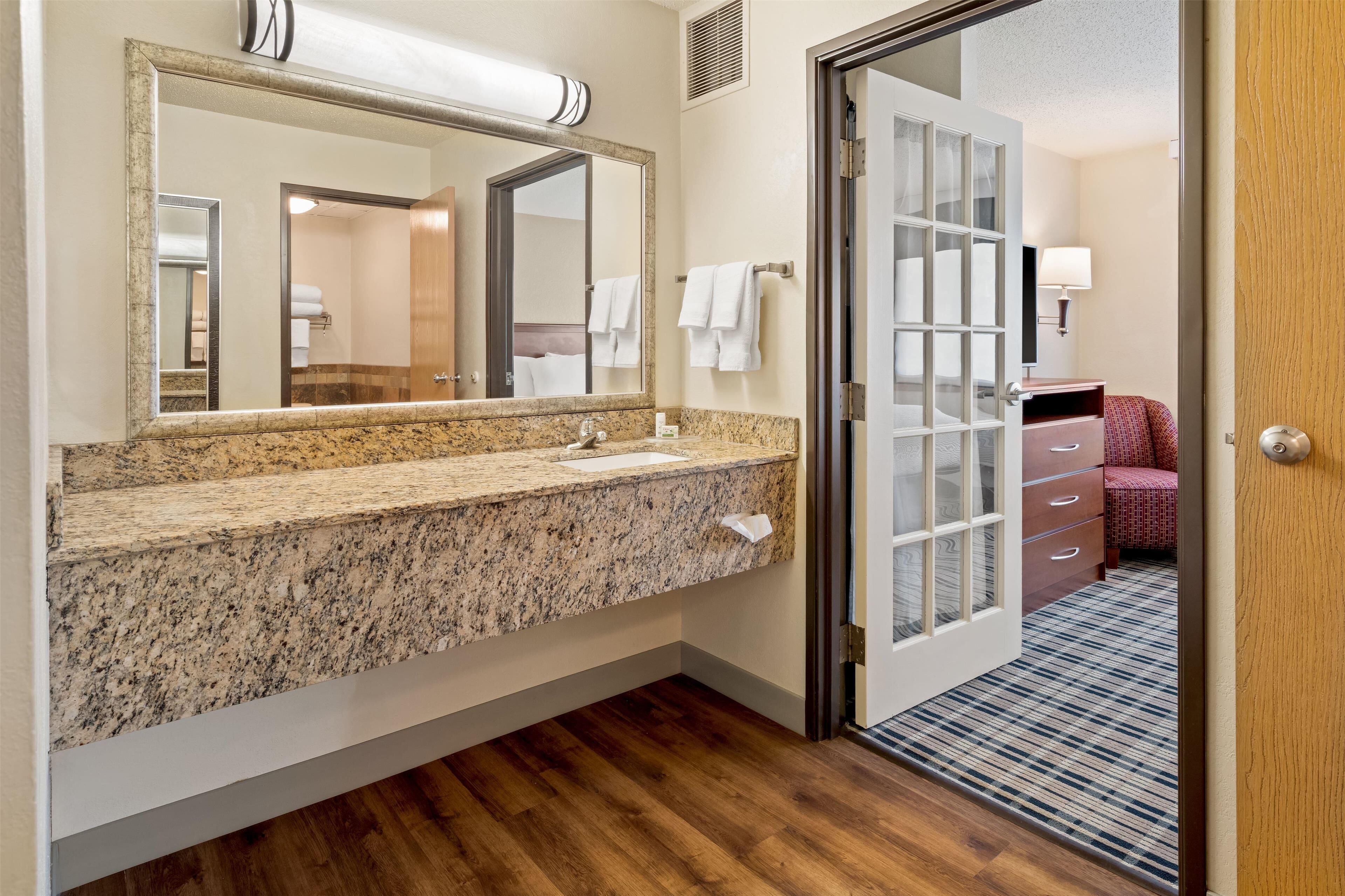 suite, 1 bedroom, non smoking | 1 bedroom, premium bedding, desk, laptop workspace