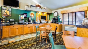 Enjoy meals in the well-equipped kitchen with a coffee machine and food display case, and dine at the adjacent table and chairs.