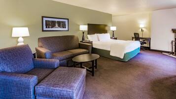 Premier-sviitti, 1 suuri parisänky, tupakointi kielletty | Yksilöllisesti sisustettu, yksilöllisesti kalustettu, työpöytä