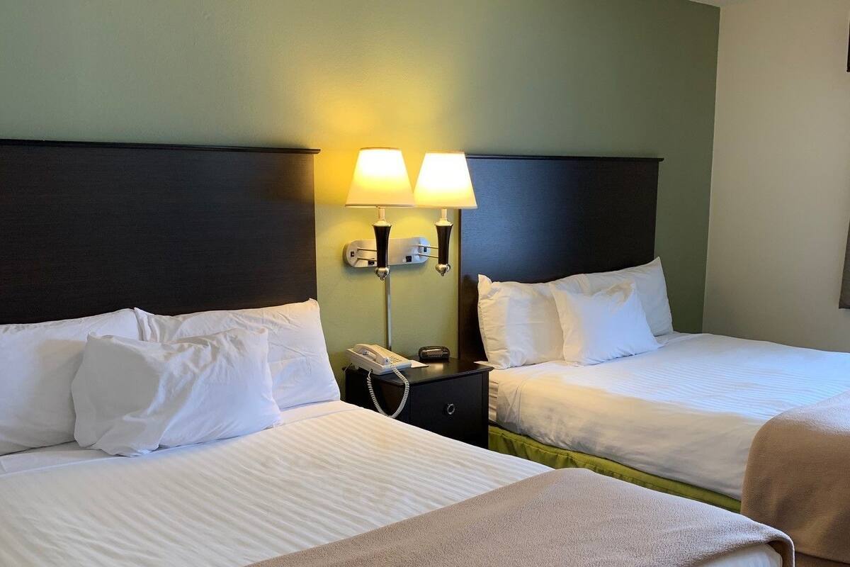 1 bedroom, individually decorated, individually furnished, desk