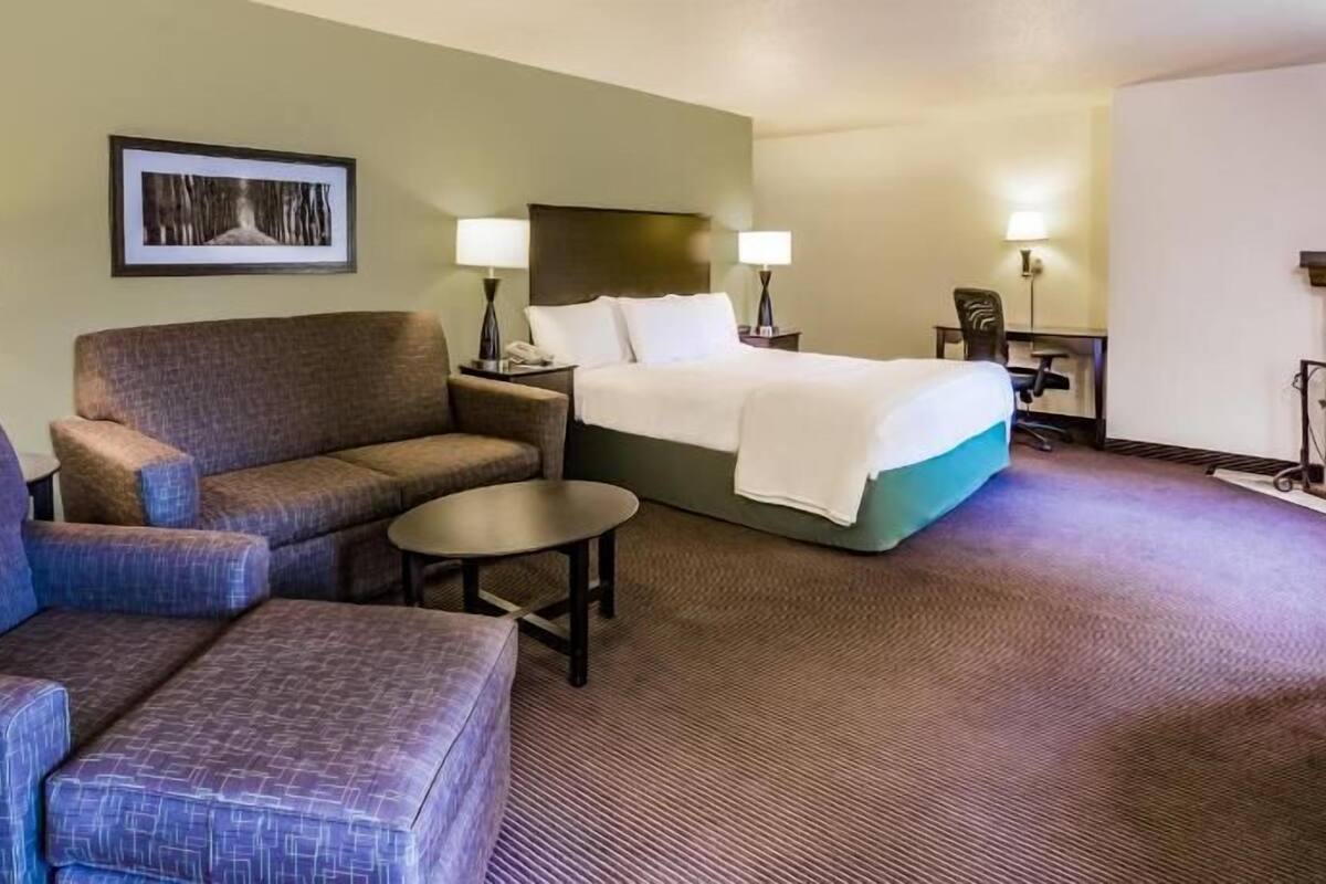 Individuell inredning, unika möbler, skrivbord och arbetsyta för laptop