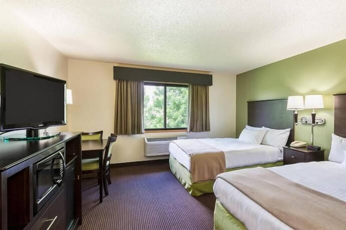 Individuell inredning, unika möbler, skrivbord och arbetsyta för laptop