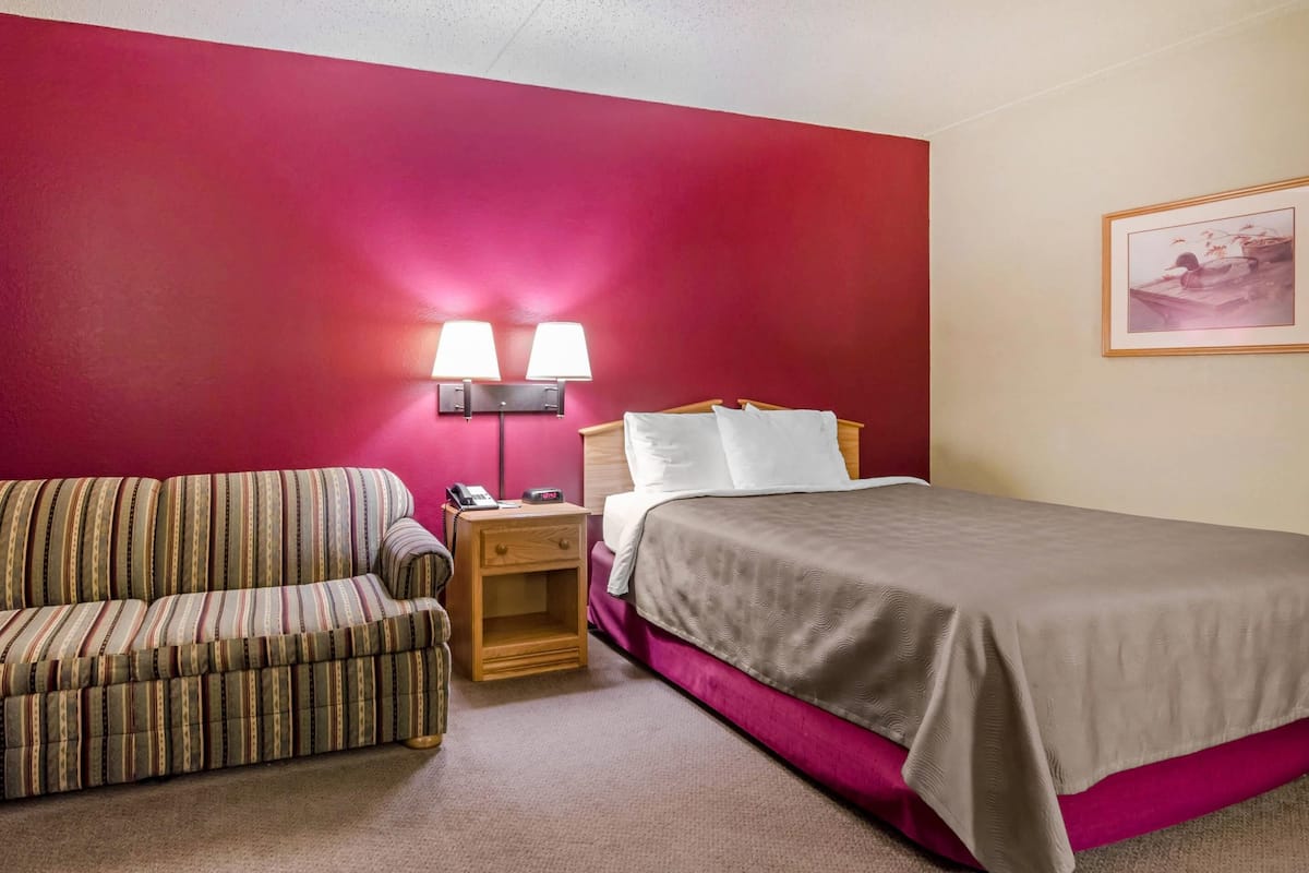 Desk, laptop workspace, iron/ironing board, free WiFi