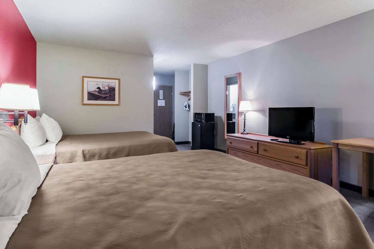 Desk, laptop workspace, iron/ironing board, free WiFi