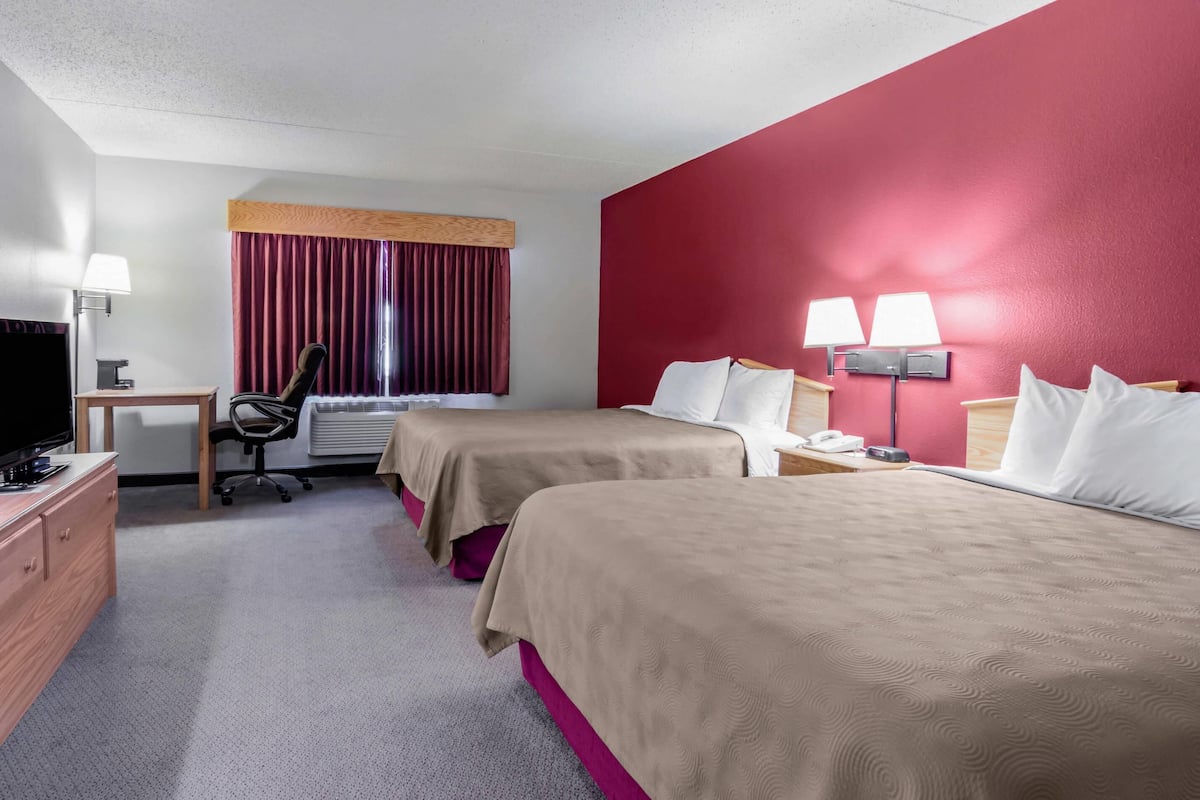 Desk, laptop workspace, iron/ironing board, free WiFi