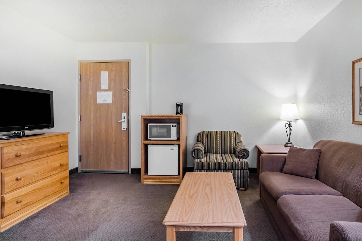 Desk, laptop workspace, iron/ironing board, free WiFi