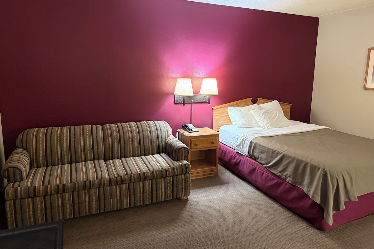 Standard Room, 1 Queen Bed with Sofa bed, Non Smoking | Desk, laptop workspace, iron/ironing board, free WiFi