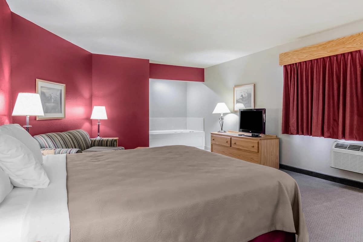 Desk, laptop workspace, iron/ironing board, free WiFi