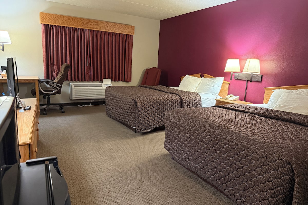 Desk, laptop workspace, iron/ironing board, free WiFi