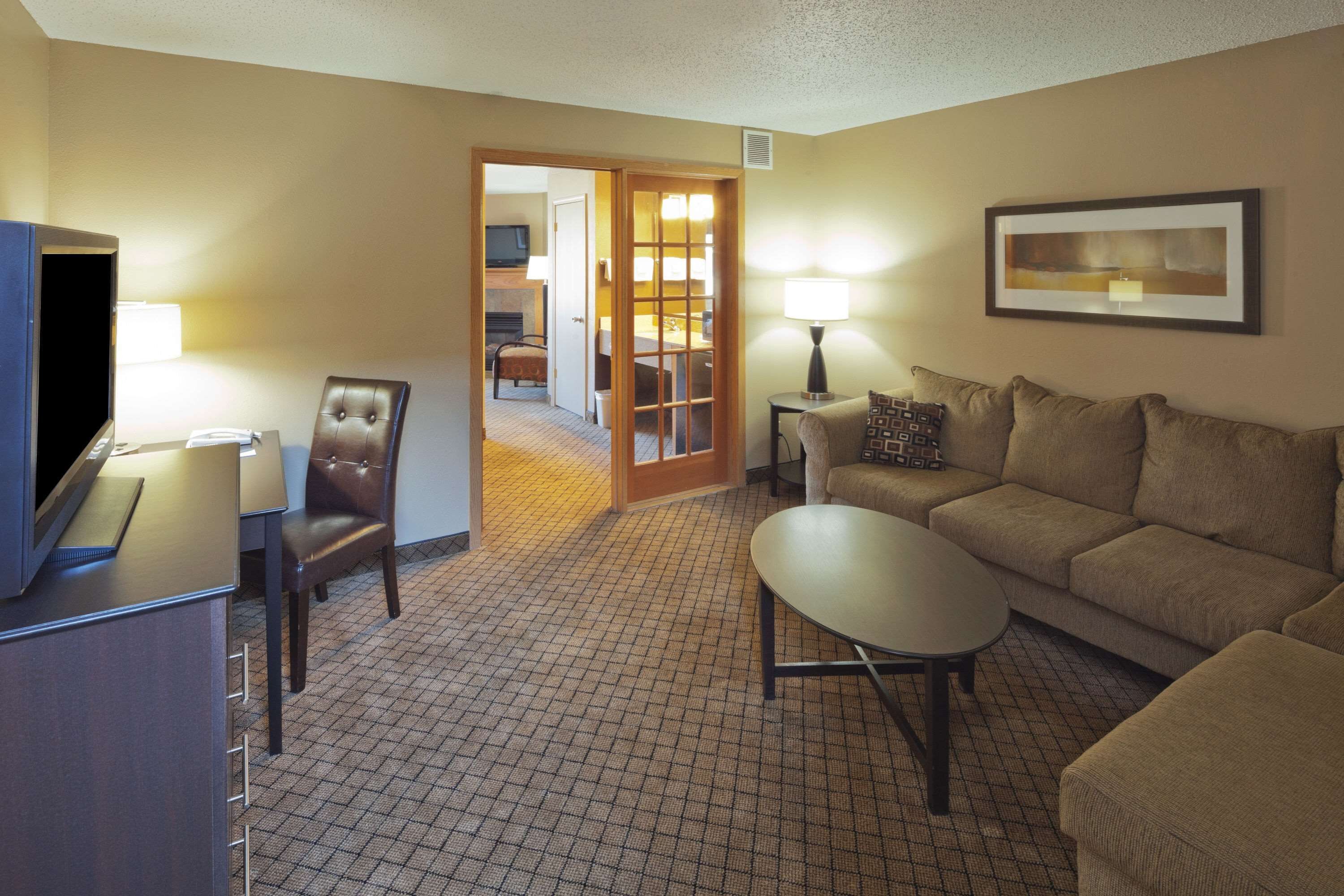 Suite, 1 King Bed, Non Smoking | Desk, blackout drapes, soundproofing, iron/ironing board