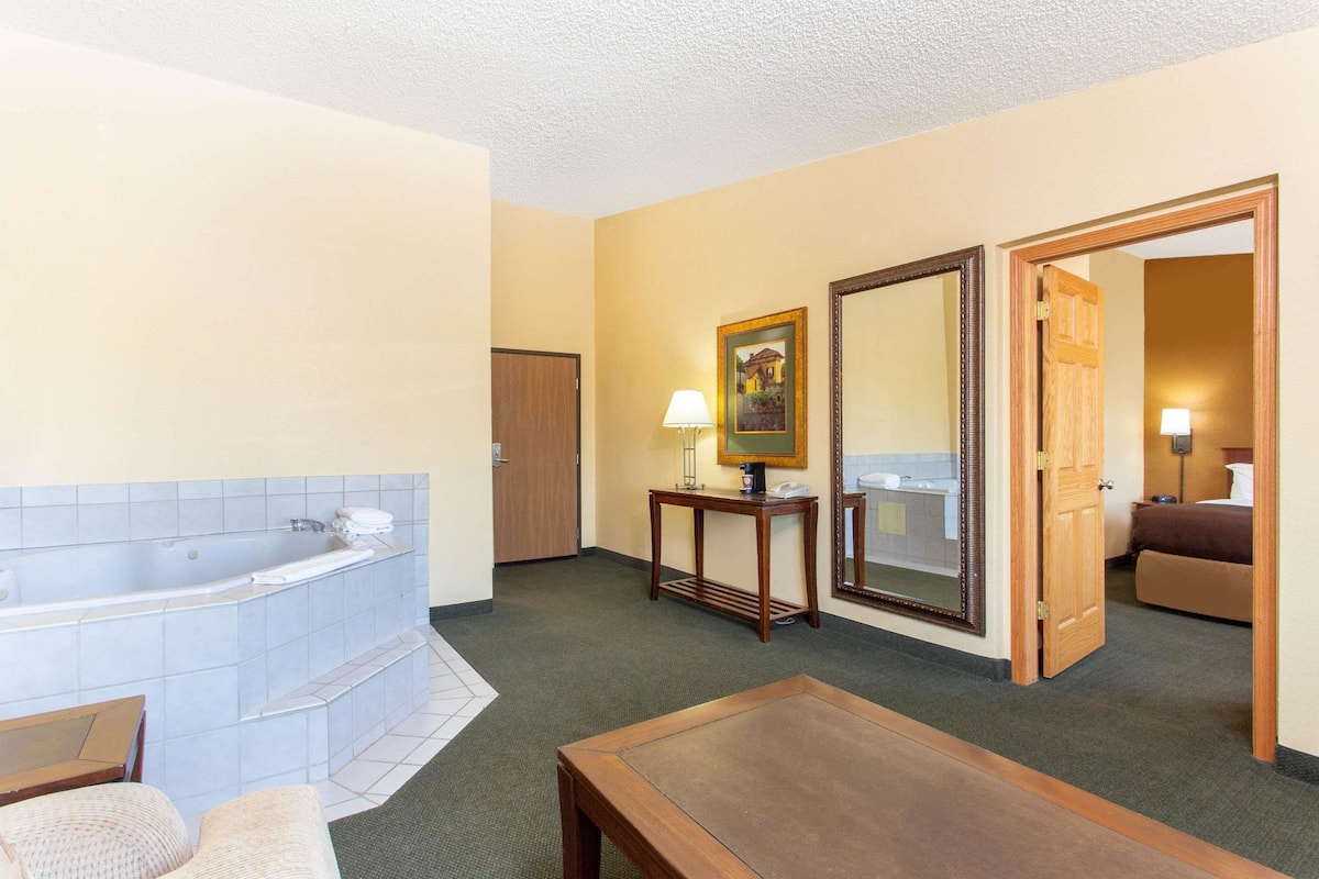 Suite, 1 King Bed, Non Smoking (One-Bedroom Suite) | Individually furnished, desk, laptop workspace, blackout drapes