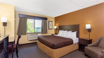 Muebles diferentes, escritorio y espacio para trabajar con laptop