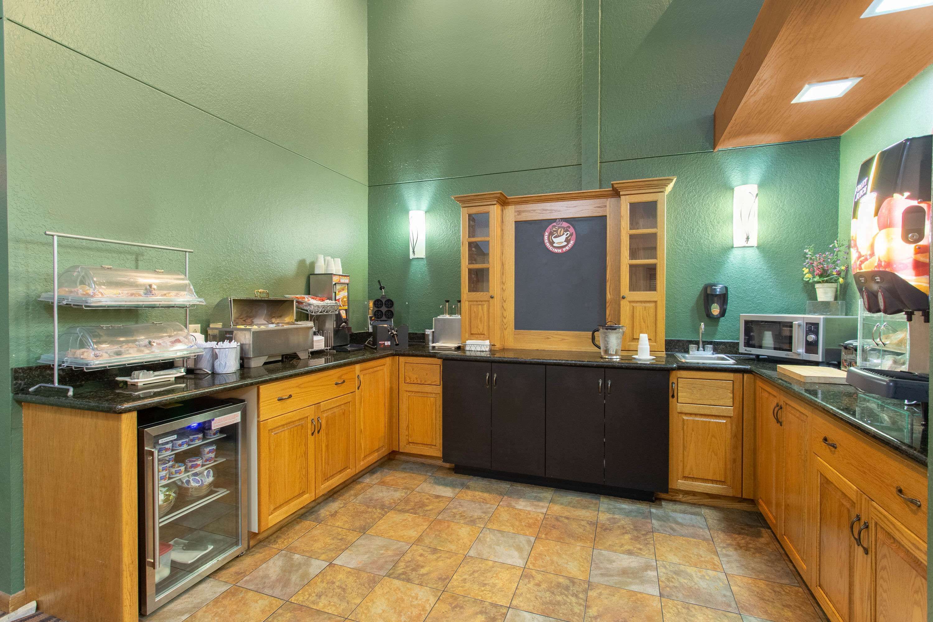 free daily continental breakfast