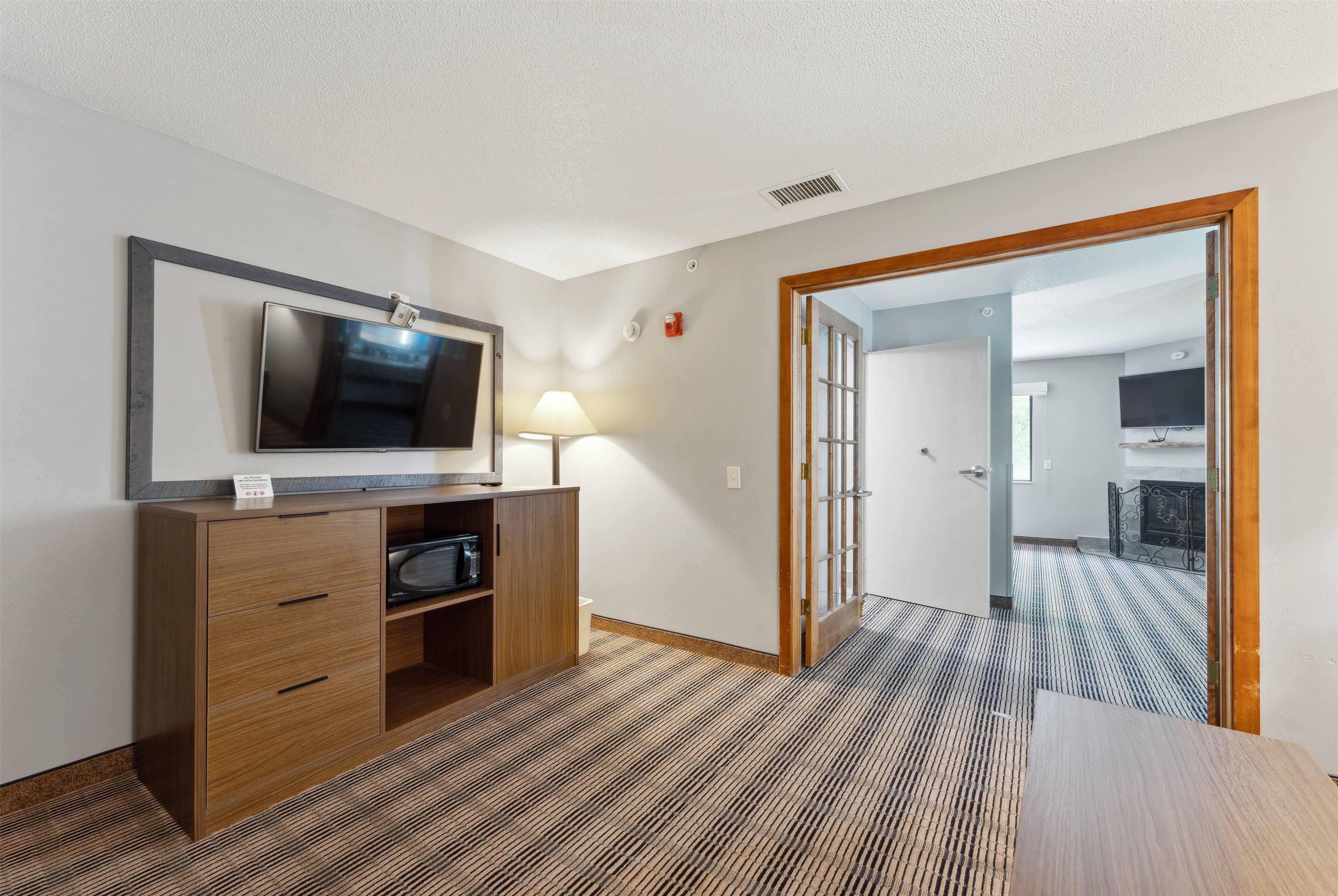 suite, 1 bedroom, non smoking | desk, iron/ironing board, cots/infant beds, rollaway beds