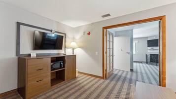 Suite, 1 kamar tidur, Bebas Asap Rokok | Meja kerja, setrika/meja setrika, dan tempat tidur bayi (biaya tambahan)