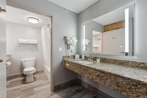 Duschwanne, kostenlose Toilettenartikel, Haartrockner, Handtücher