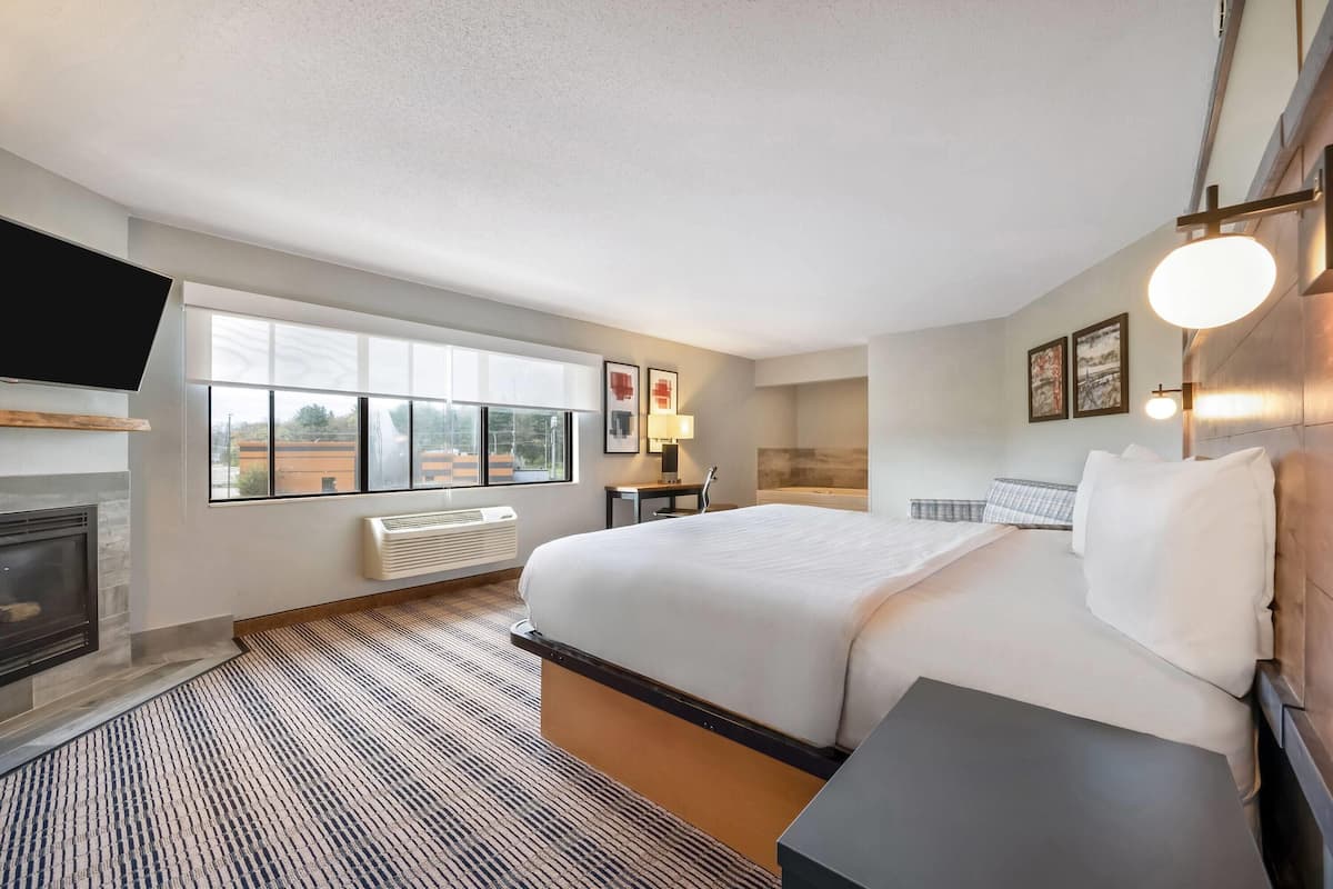 Room, 1 King Bed, Non Smoking, Jetted Tub | Desk, iron/ironing board, cribs/infant beds, rollaway beds