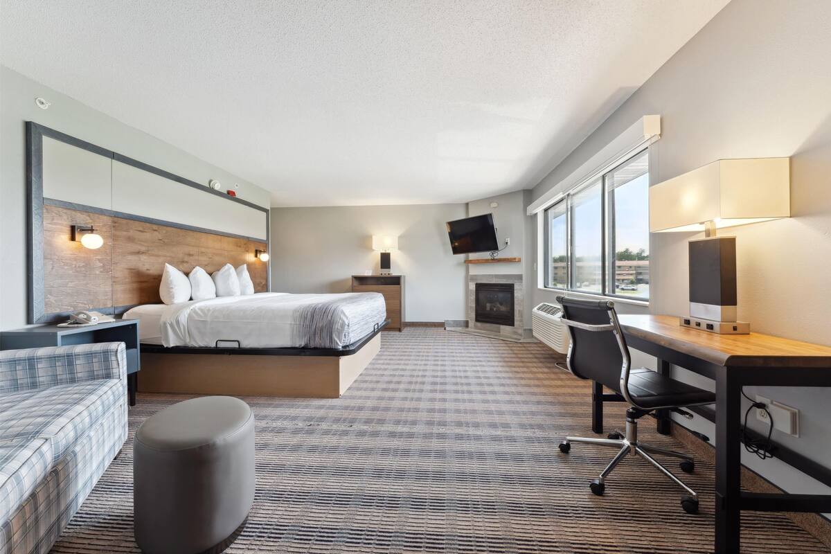 room, 1 king bed, non smoking, jetted tub | desk, iron/ironing board, cots/infant beds, rollaway beds