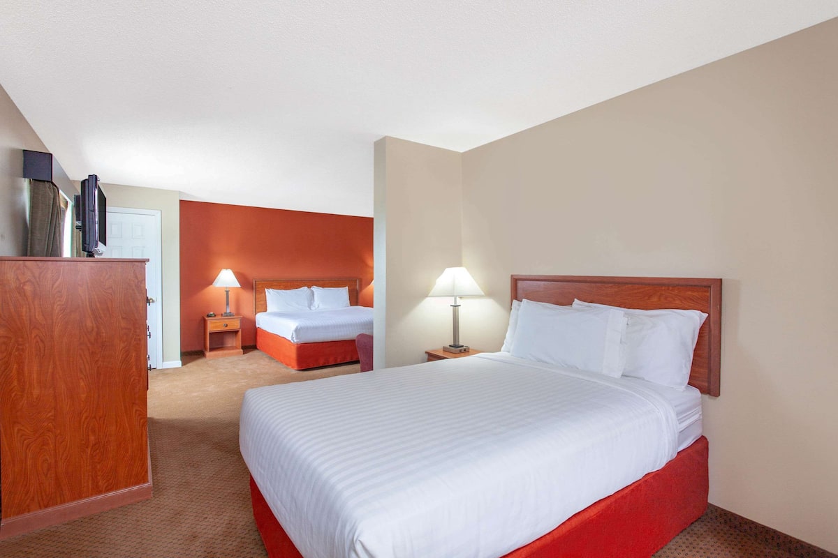 Suite studio, non-fumeur (1 King Bed and 1 Double Bed) | Bureau, fer et planche à repasser, accès au Wi-Fi (inclus)