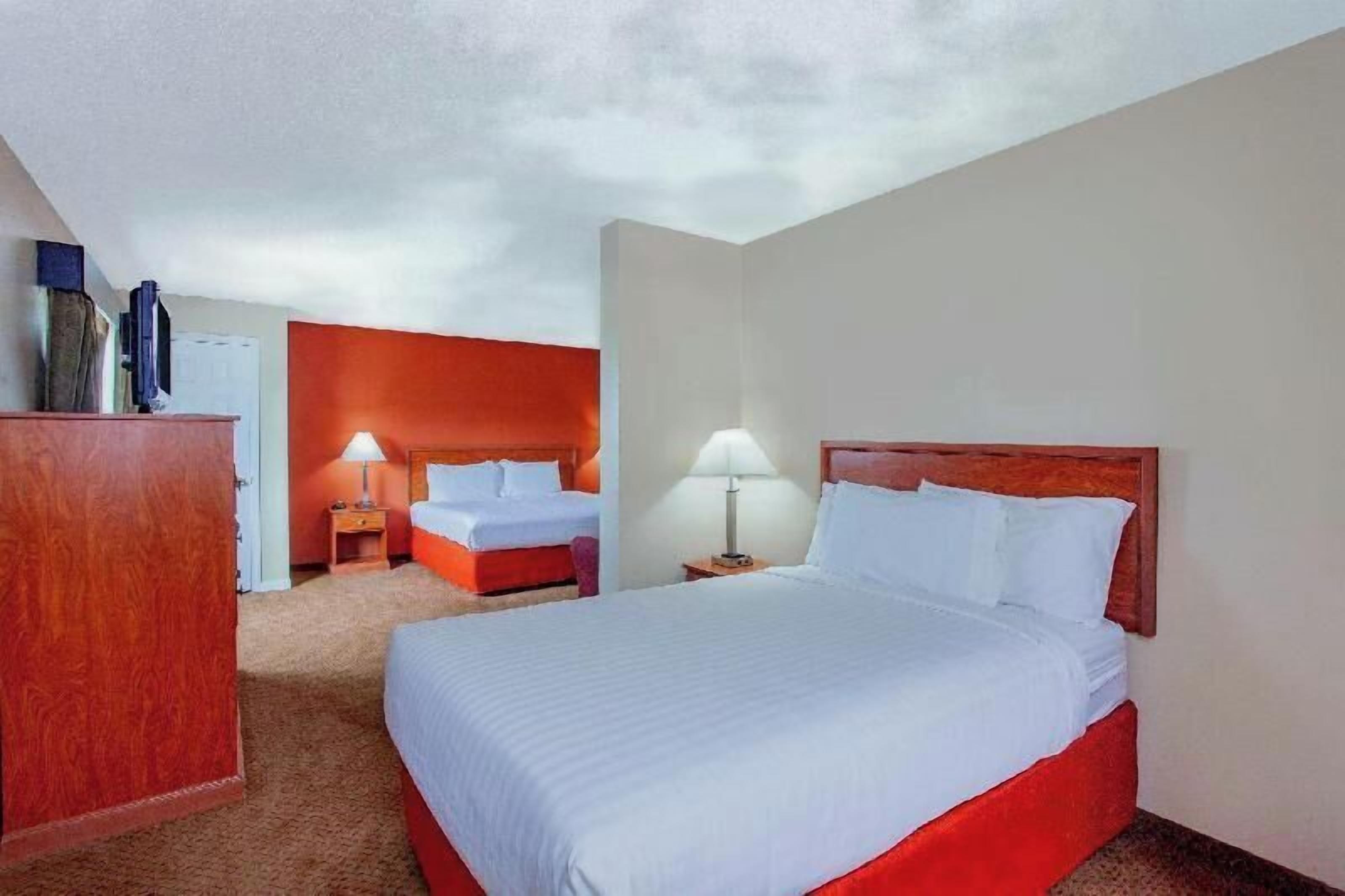 Bàn, bàn ủi/dụng cụ ủi quần áo, truy cập Internet không dây miễn phí 